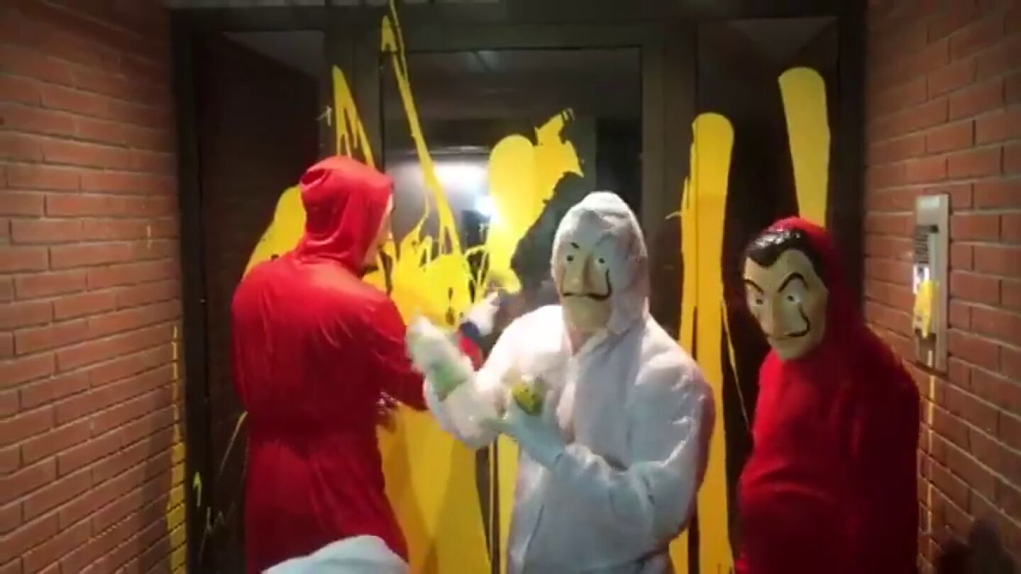 Limpian la pintura amarilla que Arran lanz&oacute; al portal del juez Llarena disfrazados de 'La Casa de Papel'