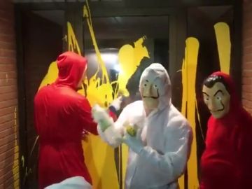 Limpian la pintura amarilla que Arran lanzó al portal del juez Llarena disfrazados de 'La Casa de Papel' Limpian la pintura amarilla que Arran lanzó al portal del juez Llarena disfrazados de 'La Casa de Papel'