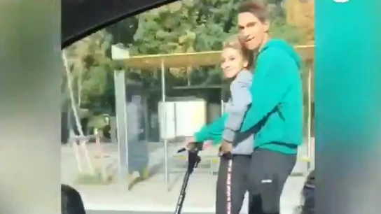Un patinete circula a gran velocidad por la Diagonal Un patinete circula a gran velocidad por la Diagonal