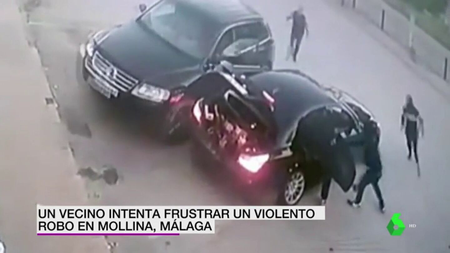 Un hombre intenta frenar a unos ladrones y acaba chocando con su veh&iacute;culo contra el escaparate del local que robaban