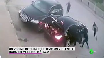 Un hombre intenta frenar a unos ladrones y acaba chocando con su vehículo contra el escaparate del local que robaban