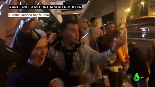 Seguidores de Vox responden a los manifestantes Seguidores de Vox responden a los manifestantes