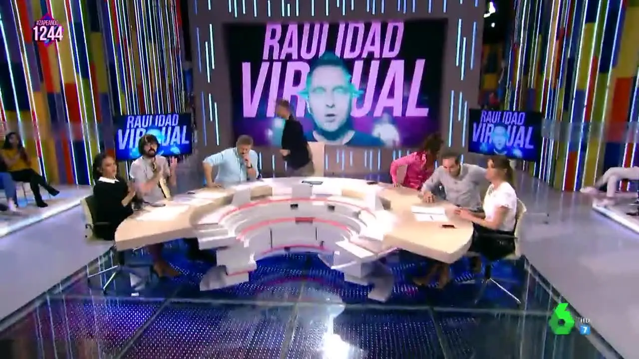 Así reaccionan dos humoristas cuando se dan cuenta en plató de que llevan la misma camisa Así reaccionan dos humoristas cuando se dan cuenta en plató de que llevan la misma camisa