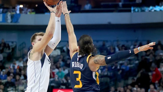 Luka Doncic tira un triple ante la defensa de Ricky Rubio Luka Doncic tira un triple ante la defensa de Ricky Rubio