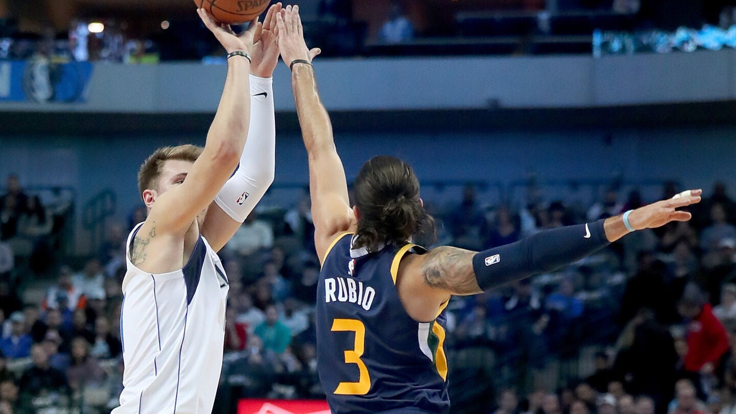 Luka Doncic tira un triple ante la defensa de Ricky Rubio
