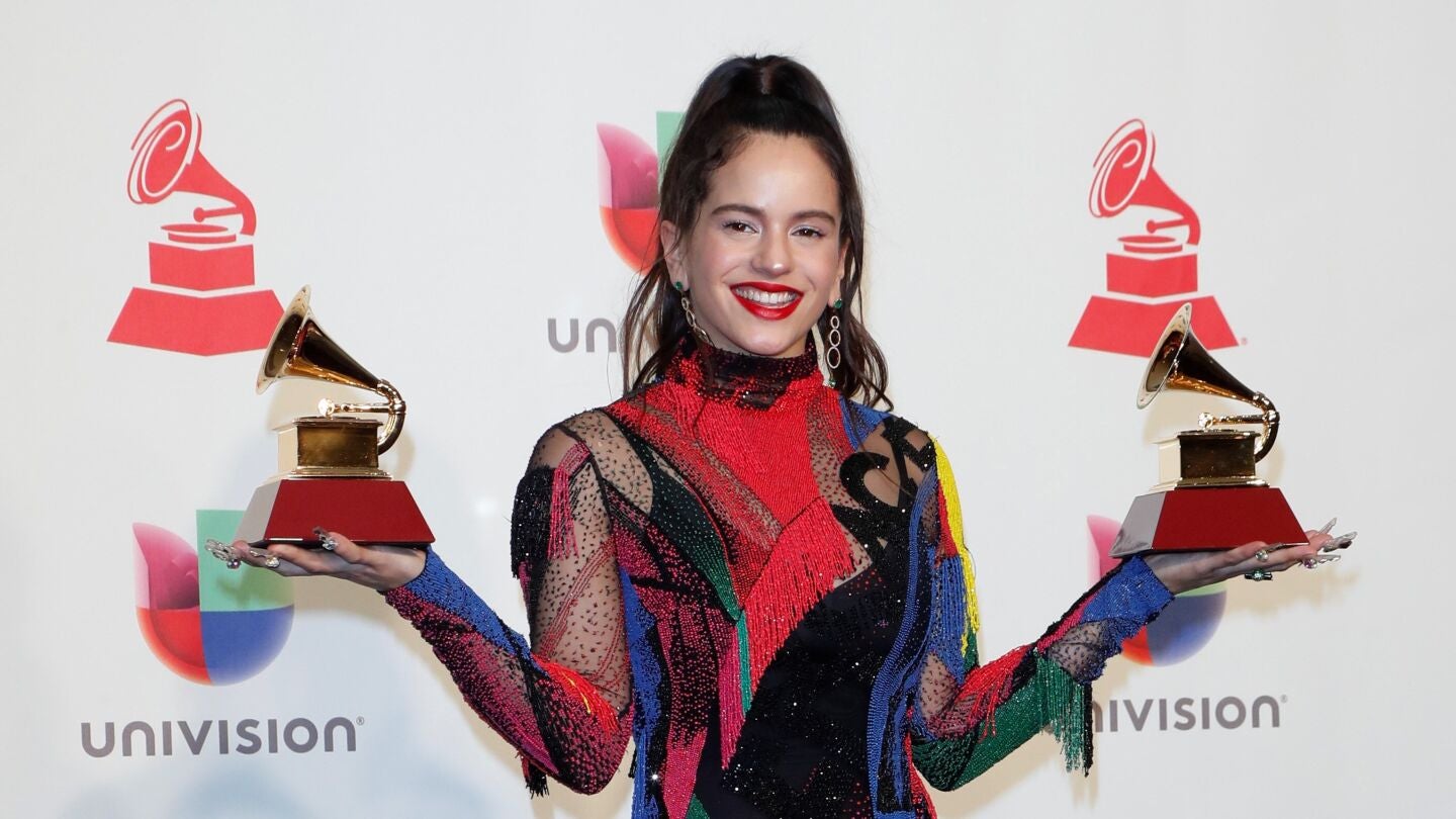 La cantante Rosal&iacute;a con sus dos Grammy Latinos