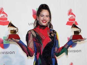 La cantante Rosalía con sus dos Grammy Latinos