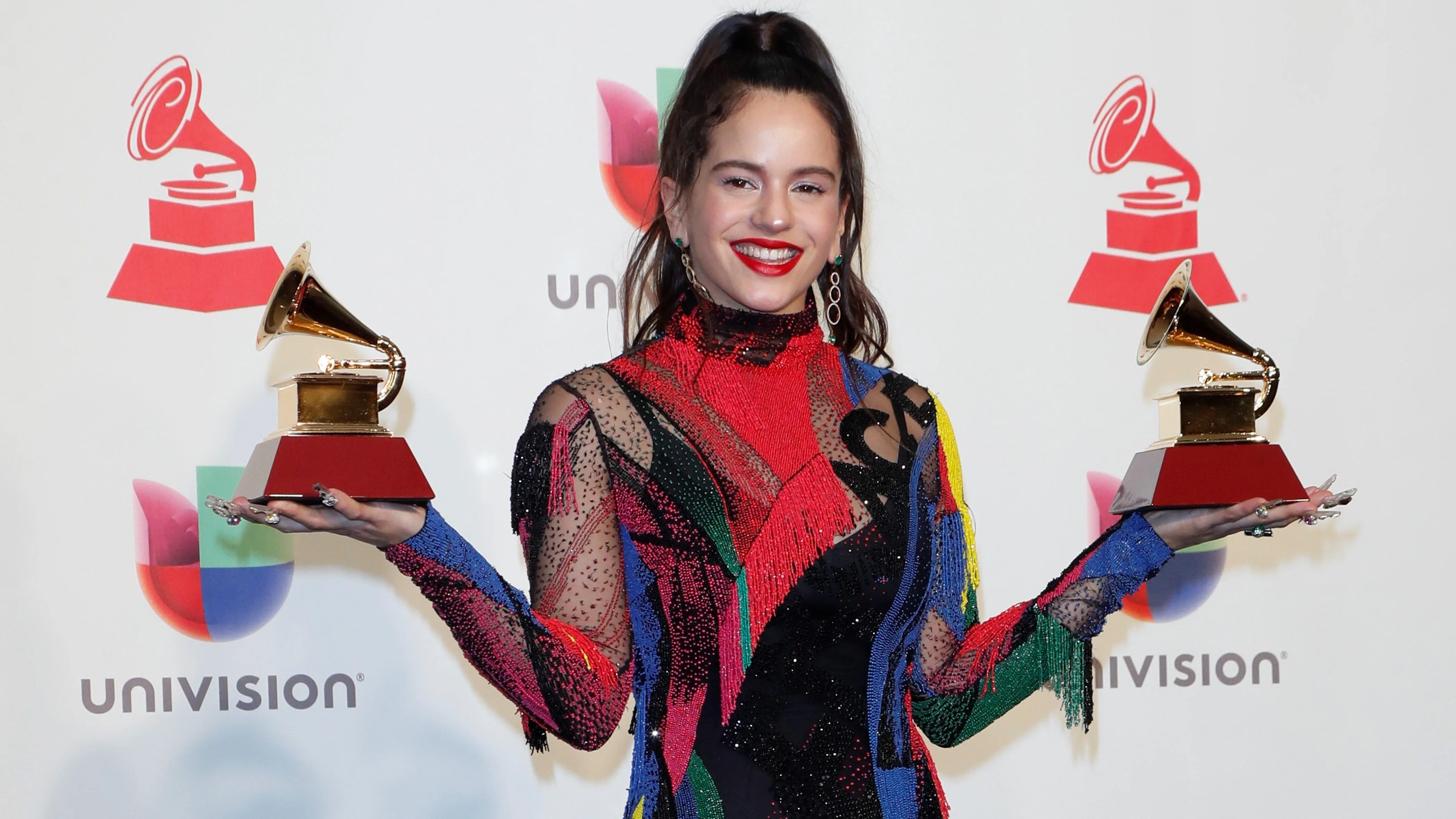 La cantante Rosalía con sus dos Grammy Latinos