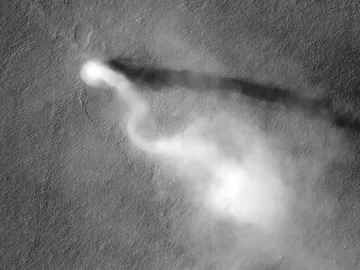 Remolino de polvo o “dust devil” recorriendo la zona marciana de Amazonis Planitia  Remolino de polvo o “dust devil” recorriendo la zona marciana de Amazonis Planitia