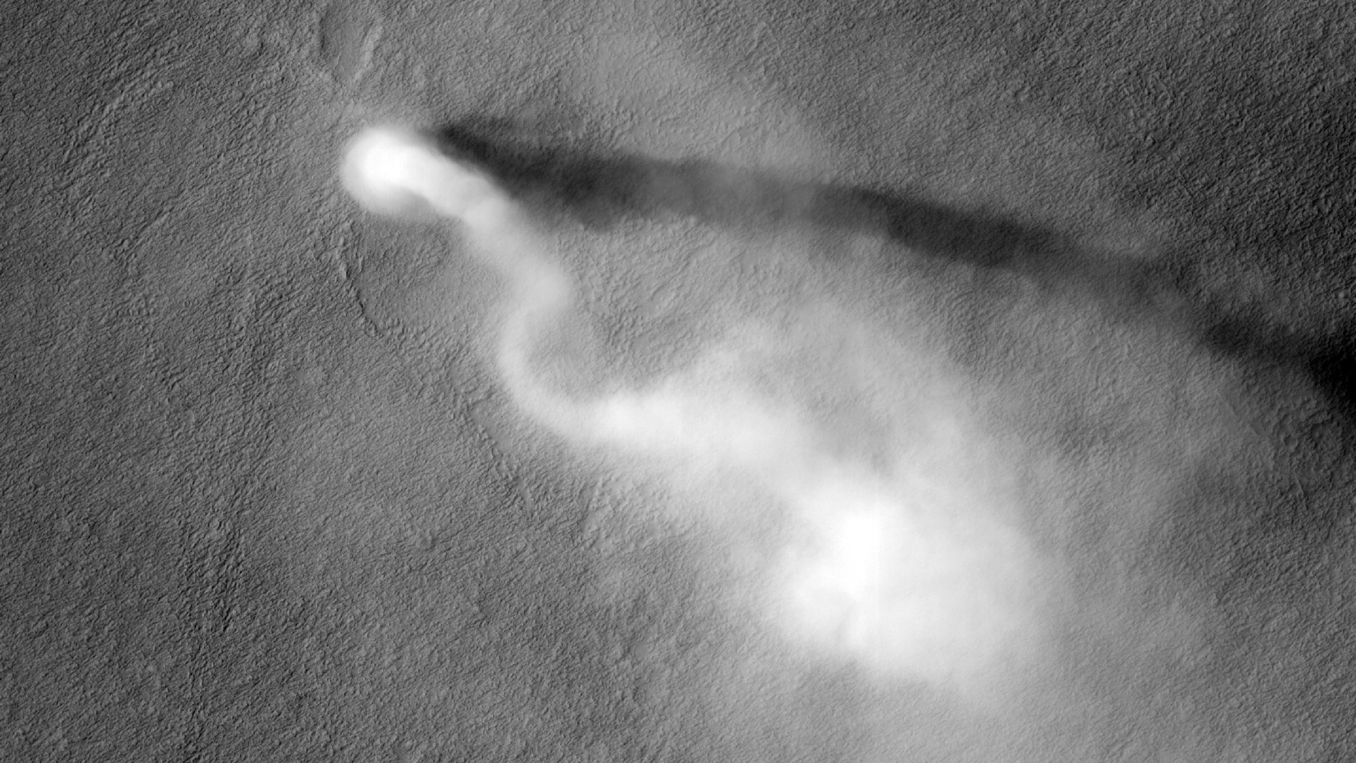 Remolino de polvo o “dust devil” recorriendo la zona marciana de Amazonis Planitia