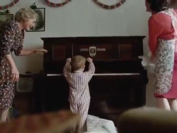 Un piano y la Navidad: el emocionante anuncio para estas fiestas que repasa la intensa vida de Elton John