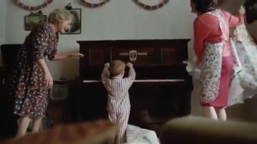 Un piano y la Navidad: el emocionante anuncio para estas fiestas que repasa la intensa vida de Elton John