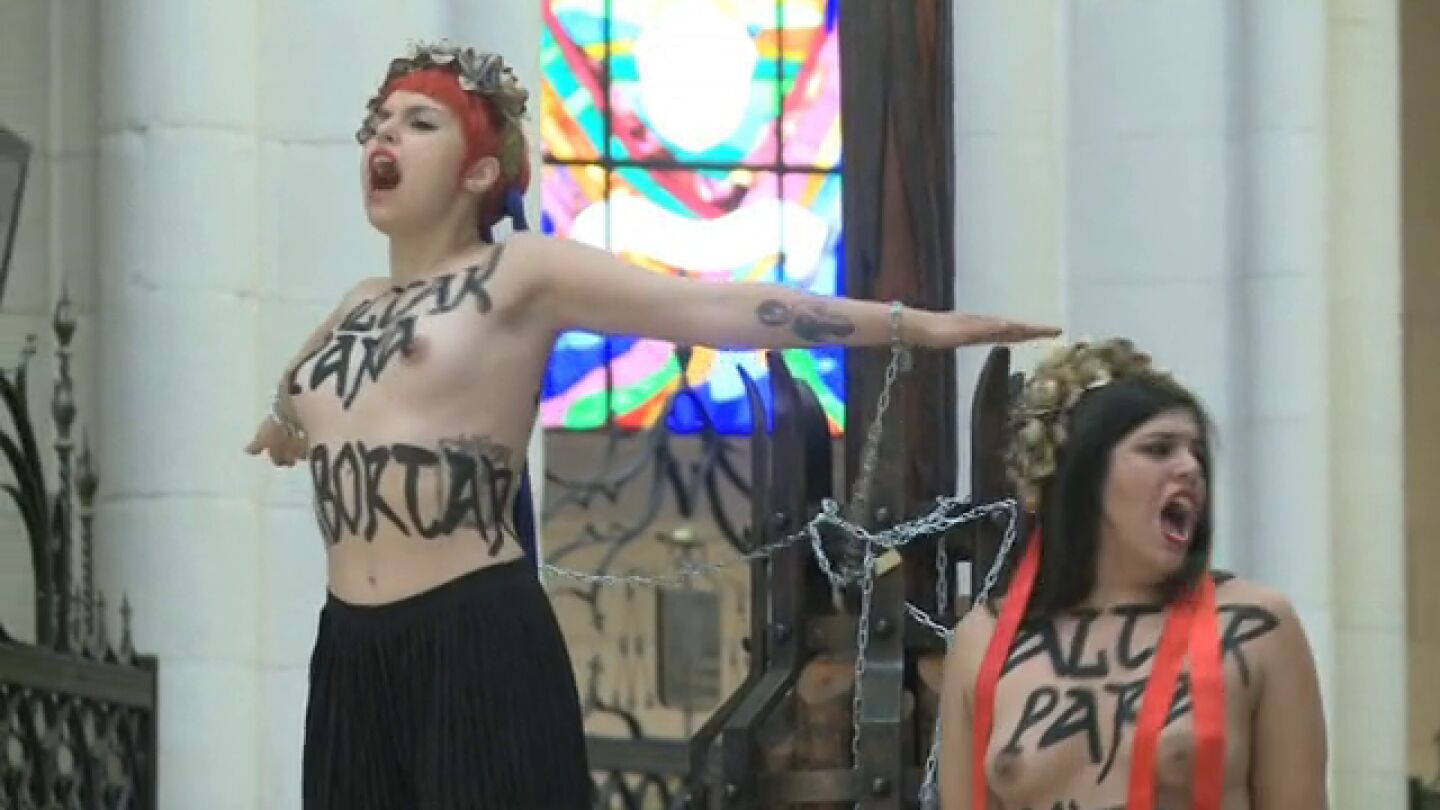 Acci&oacute;n de Femen en la Catedral de la Almudena