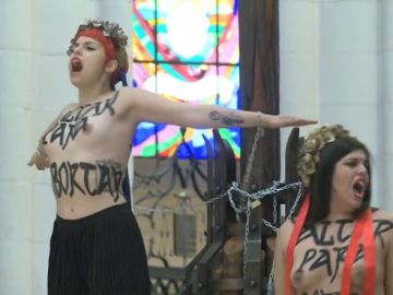 Acción de Femen en la Catedral de la Almudena Acción de Femen en la Catedral de la Almudena