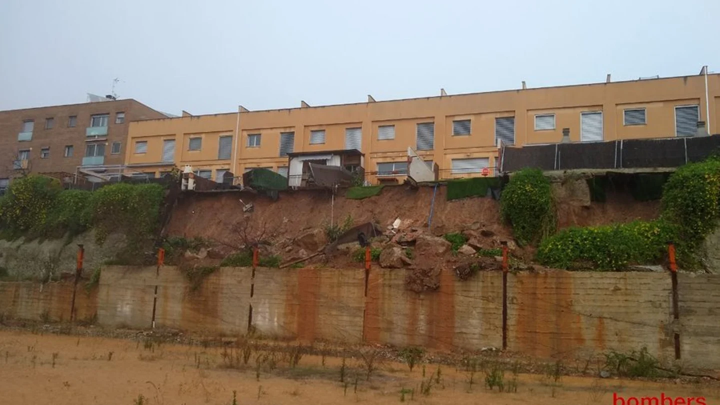 Un terraplén se derrumba y provoca el desalojo de 40 personas en Viladecavalls Un terraplén se derrumba y provoca el desalojo de 40 personas en Viladecavalls