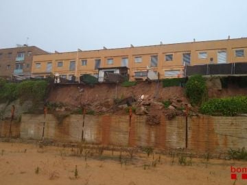 Un terraplén se derrumba y provoca el desalojo de 40 personas en Viladecavalls Un terraplén se derrumba y provoca el desalojo de 40 personas en Viladecavalls