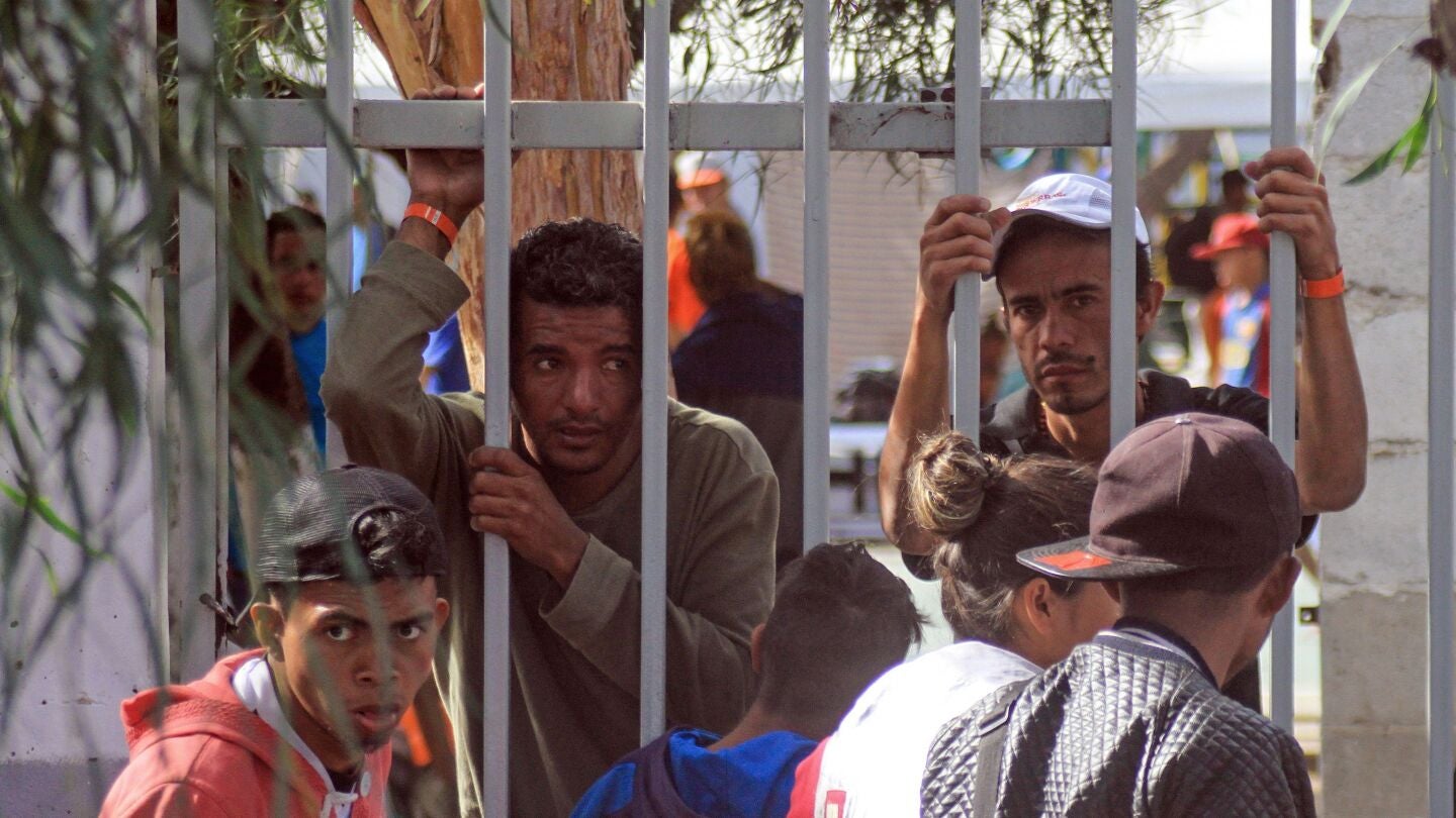 Miembros de la caravana de migrantes centroamericanos llegan a un albergue