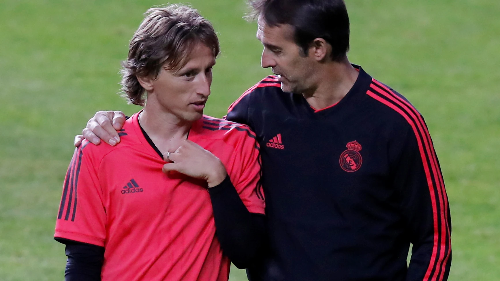 Modric dialoga con Lopetegui