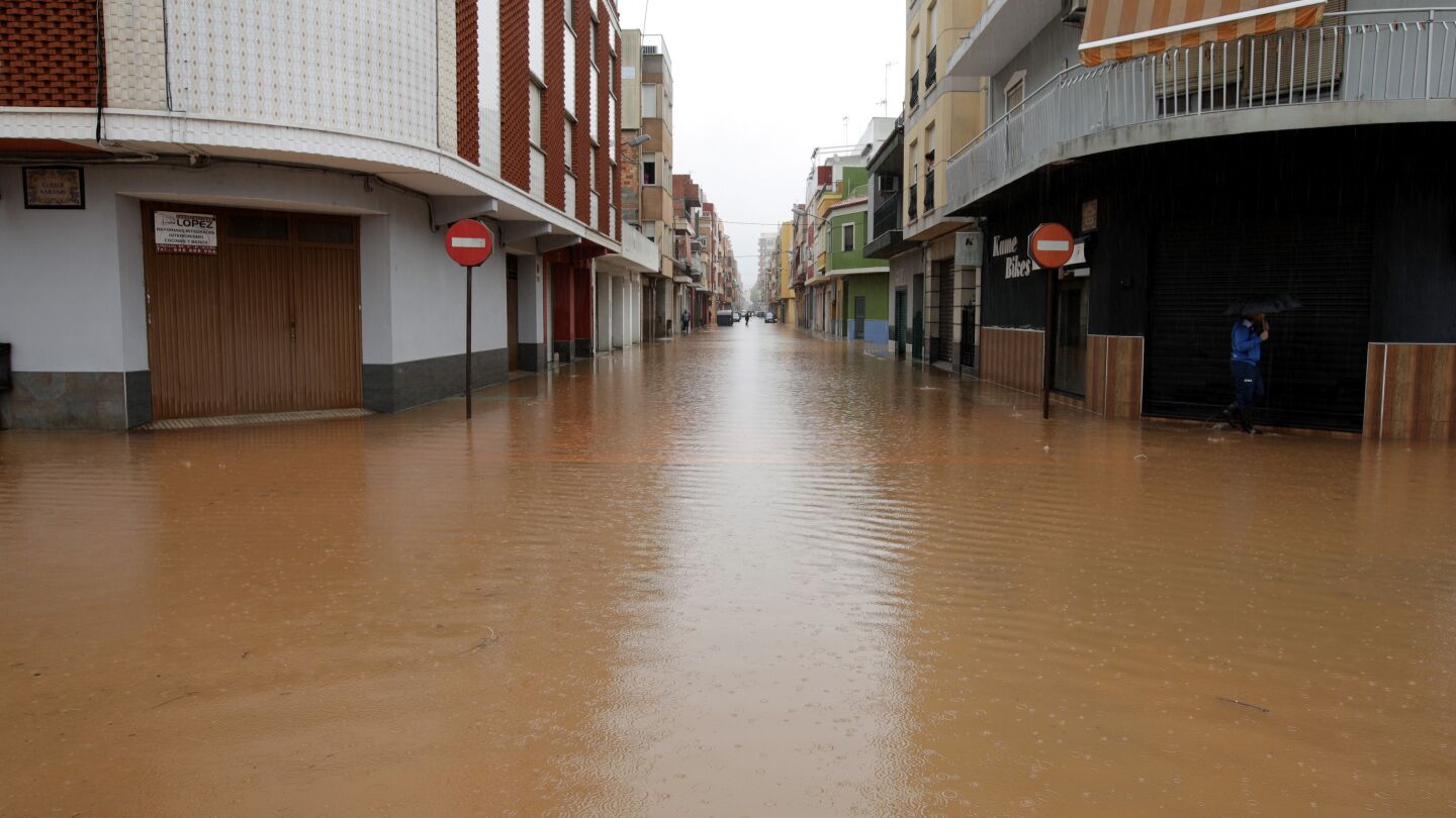 Aspecto que ofrec&iacute;a a primera hora las calles del barrio de les Basses de Alcira