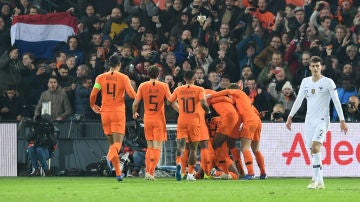 Los jugadores holandeses celebran el gol a Francia