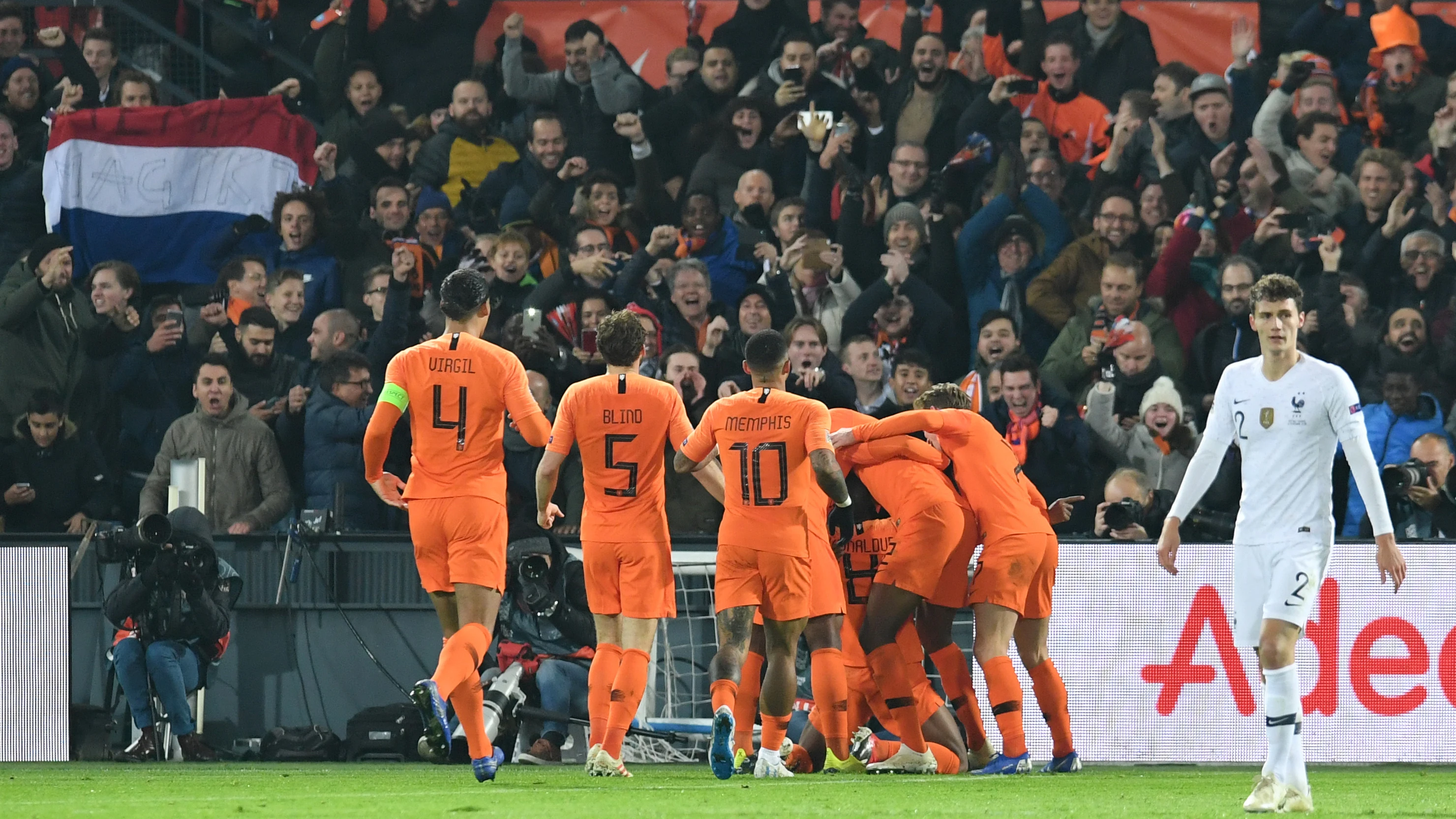 Los jugadores holandeses celebran el gol a Francia