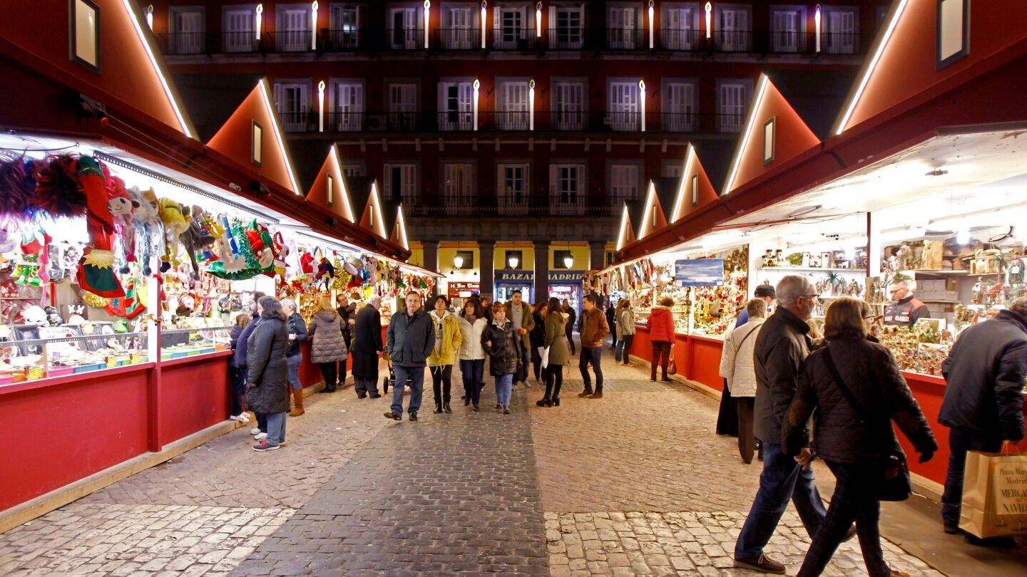 Mercadillo navide&ntilde;o en la Plaza Mayor de Madrid