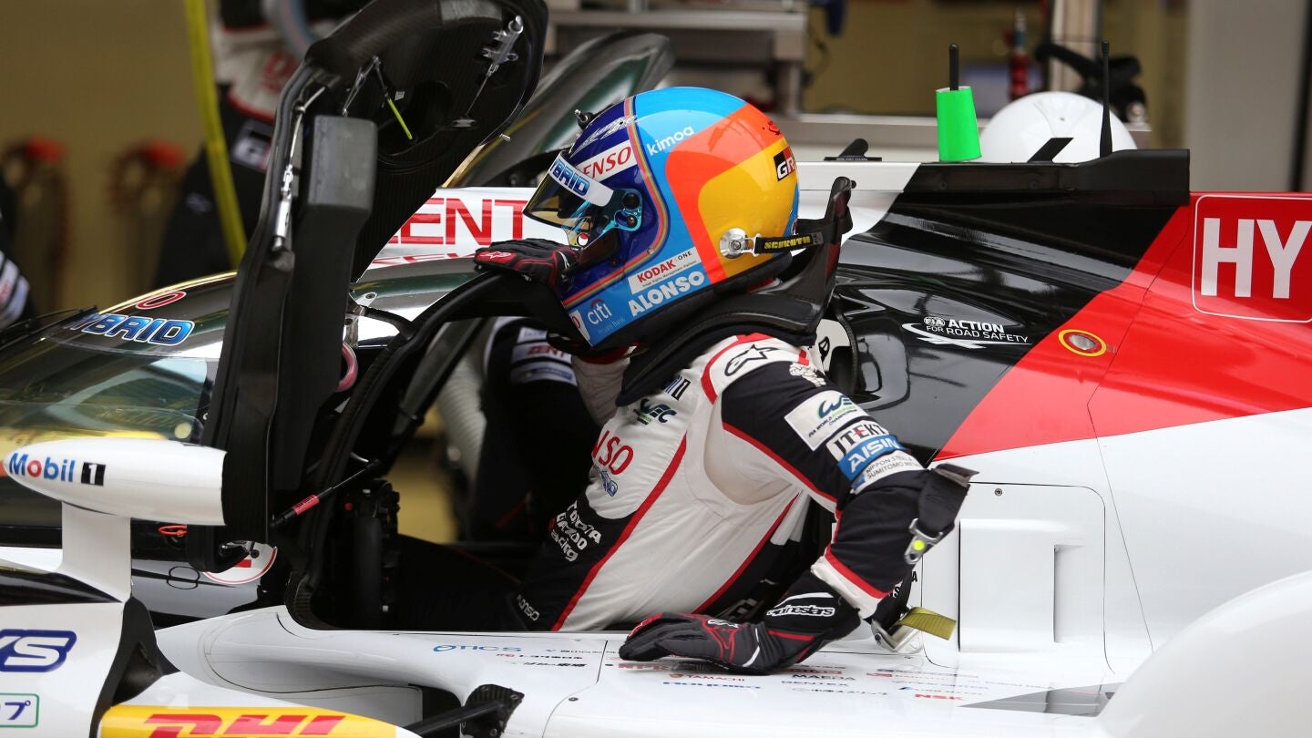 Fernando Alonso, subi&eacute;ndose a su Toyota