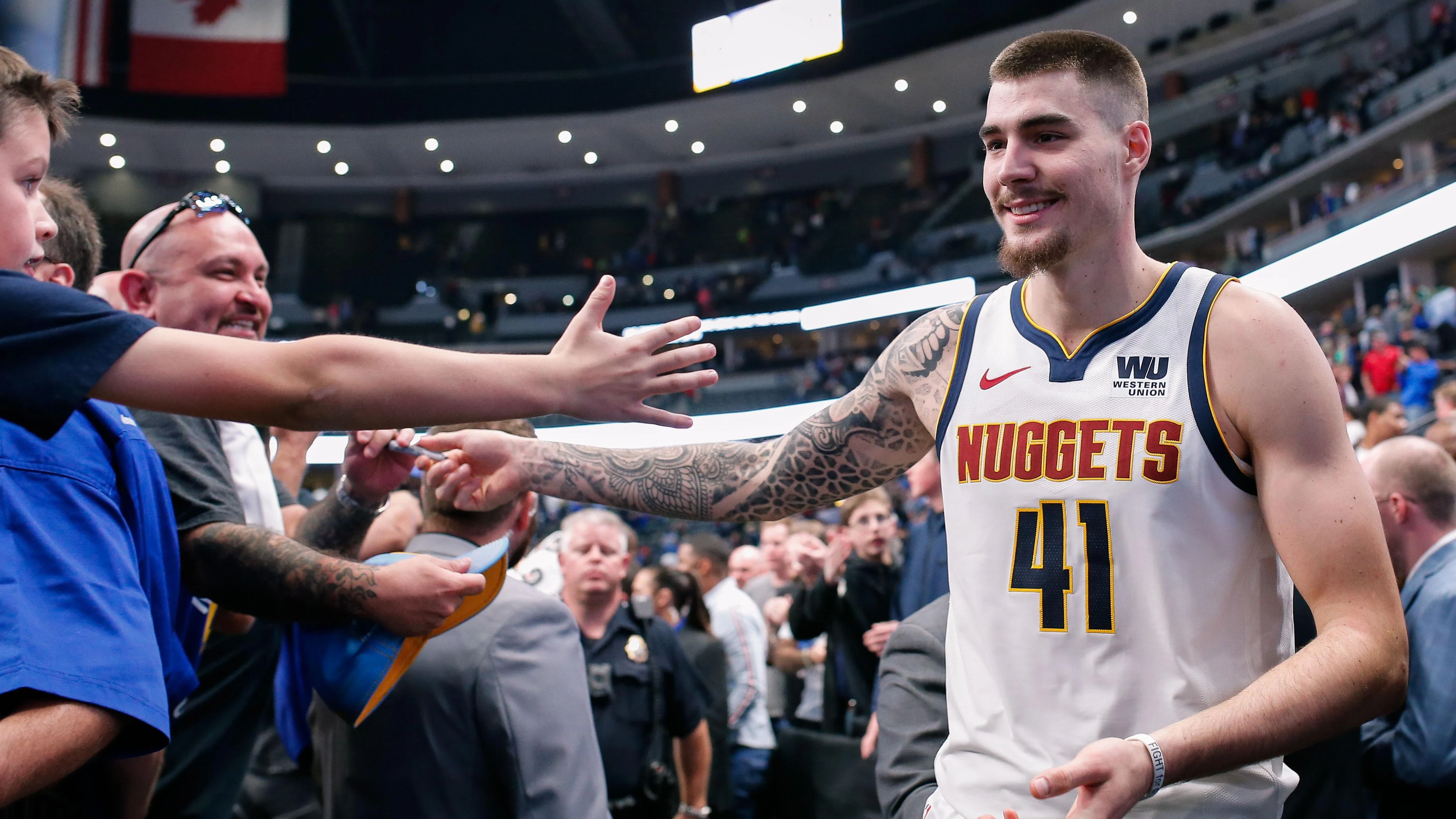 Juancho Hernangómez saluda a los fans de los Denver Nuggets