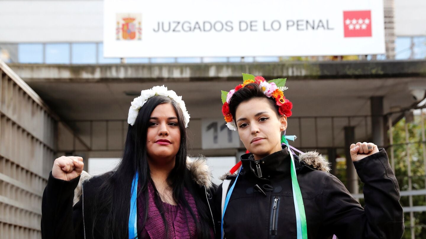 Las dos activistas de Femen que hoy son juzgadas en el Juzgado de lo Penal n&uacute;mero 23 de Madrid