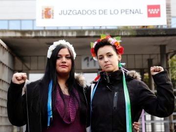 Las dos activistas de Femen que hoy son juzgadas en el Juzgado de lo Penal número 23 de Madrid Las dos activistas de Femen que hoy son juzgadas en el Juzgado de lo Penal número 23 de Madrid