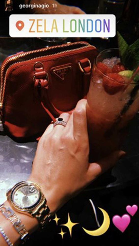 Un anillo de platino y diamantes diseñado por Cartier y valorado en 8.000 euros: con esta exclusiva joya pidió Cristiano Ronaldo matrimonio a Georgina Rodríguez durante una cena en el restaurante Zela London. 