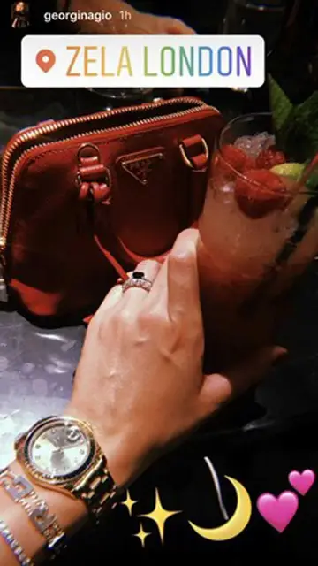 El anillo de boda de Georgina Un anillo de platino y diamantes diseñado por Cartier y valorado en 8.000 euros: con esta exclusiva joya pidió Cristiano Ronaldo matrimonio a Georgina Rodríguez durante una cena en el restaurante Zela London.