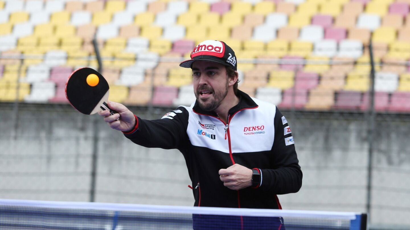 Fernando Alonso se relaja jugando al ping-pong