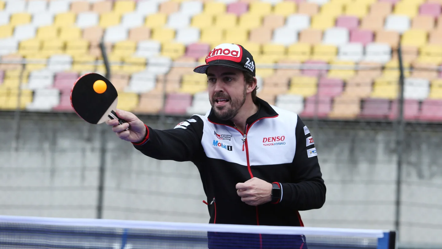 Fernando Alonso se relaja jugando al ping-pong Fernando Alonso se relaja jugando al ping-pong