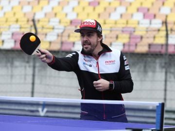 Fernando Alonso se relaja jugando al ping-pong Fernando Alonso se relaja jugando al ping-pong