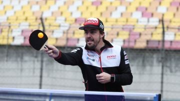 Fernando Alonso se relaja jugando al ping-pong
