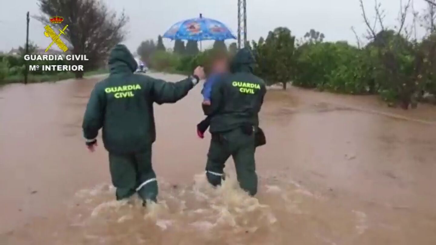 La heroica haza&ntilde;a de la guardia civil en valencia: rescata a una familia de las inundaciones