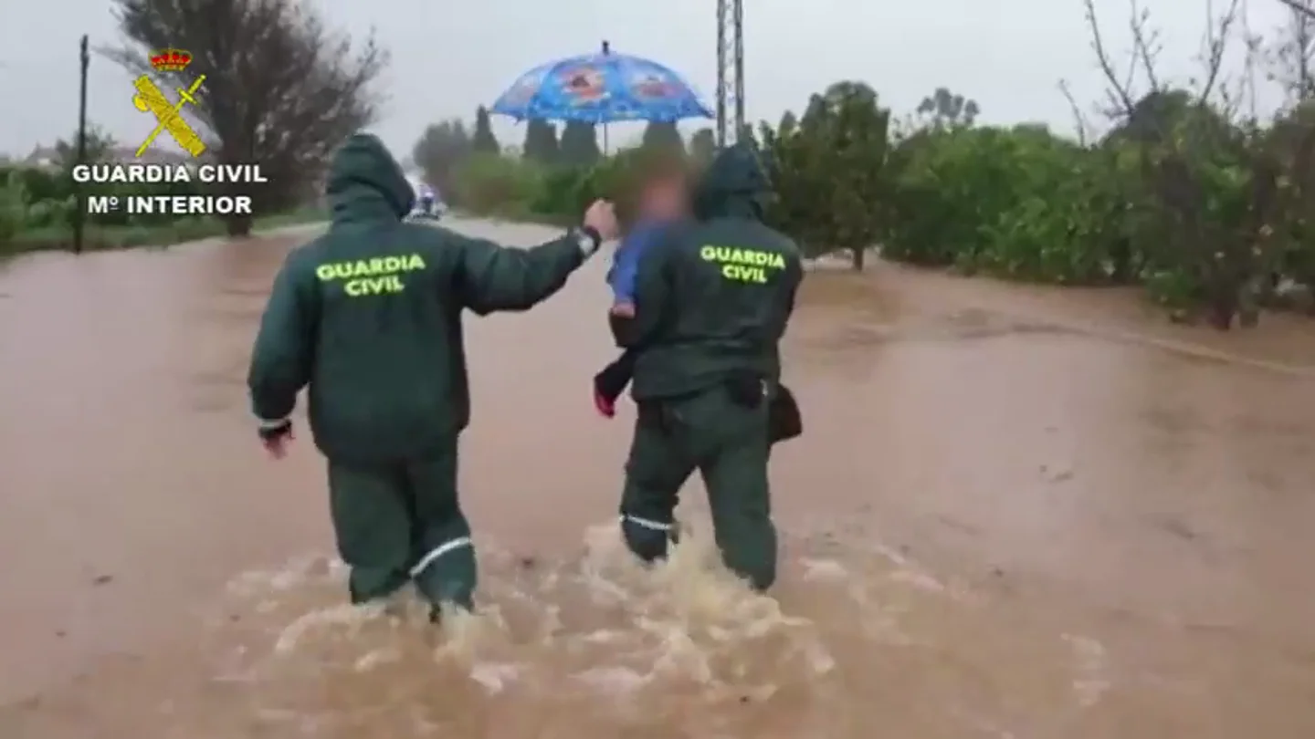 La heroica hazaña de la guardia civil en valencia: rescata a una familia de las inundaciones La heroica hazaña de la guardia civil en valencia: rescata a una familia de las inundaciones