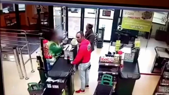Salen a la luz las imágenes de la cámara de seguridad del violento atraco a un supermercado de Gijón Salen a la luz las imágenes de la cámara de seguridad del violento atraco a un supermercado de Gijón