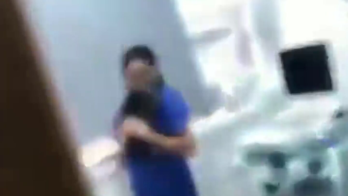 &iquest;Qu&eacute; hacen los veterinarios con nuestras mascotas cuando no les vemos? El v&iacute;deo que triunfa en Internet