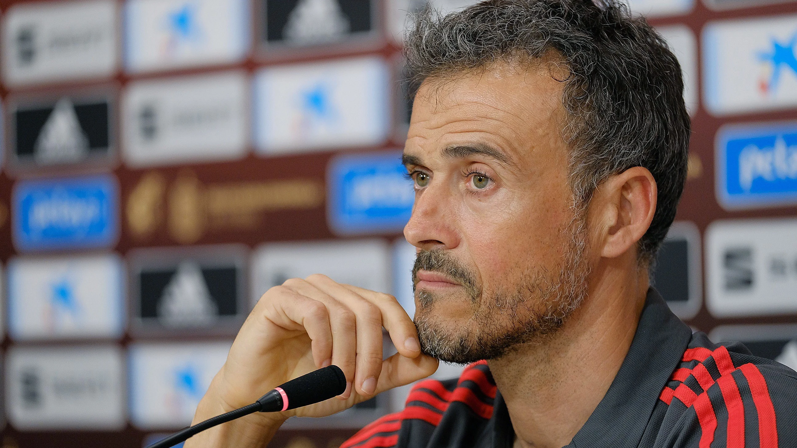 Luis Enrique responde a los medios en rueda de prensa