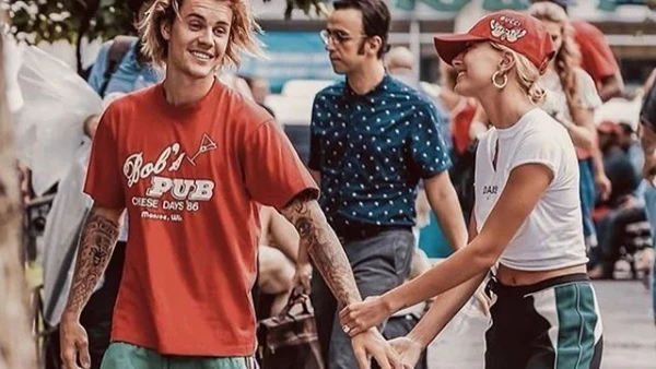 Imagen con la que el cantante Justin Bieber ha confirmado que se ha casado con Hailey Baldwin