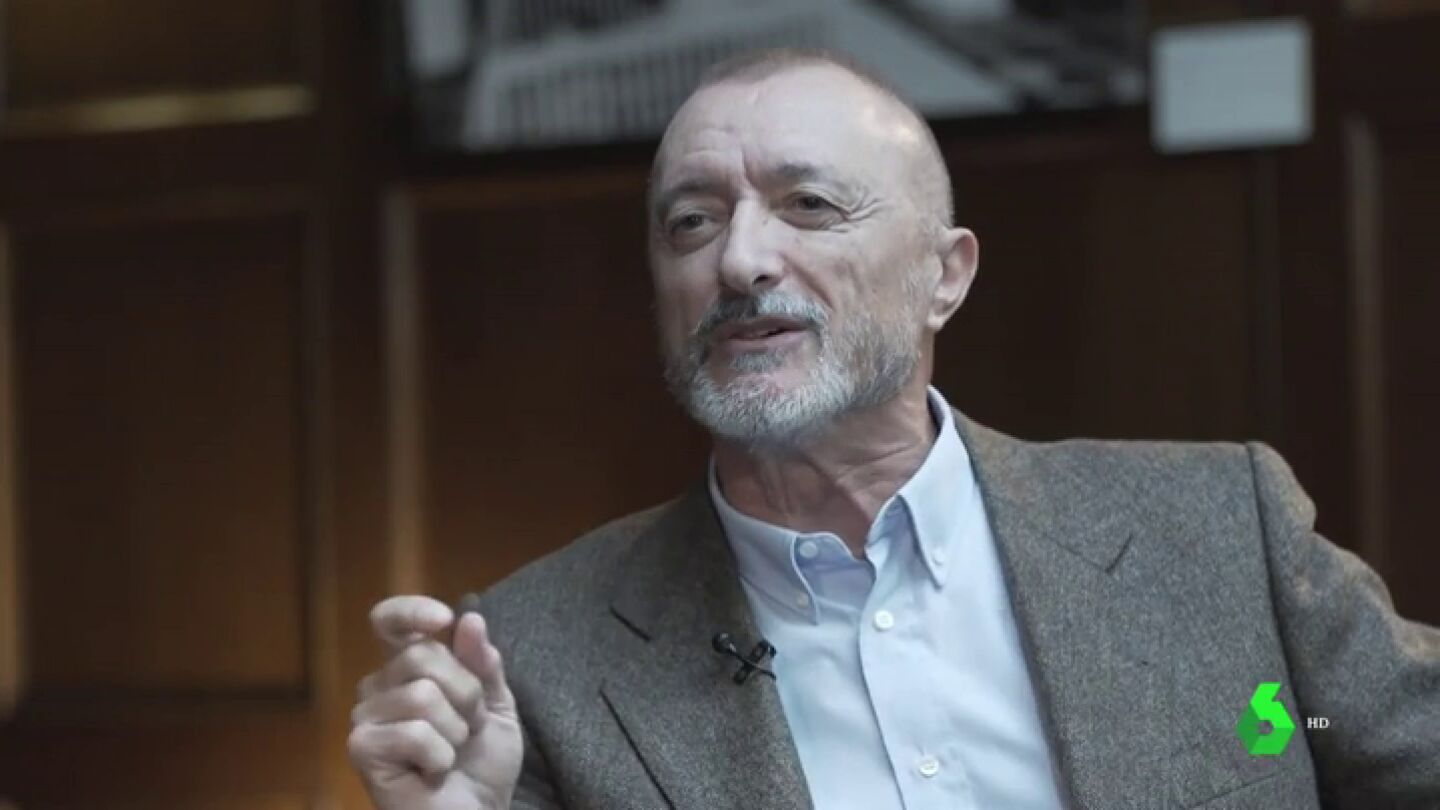 La opini&oacute;n de P&eacute;rez-Reverte sobre S&aacute;nchez: "Si tiene que aplicar el 155 para seguir en el poder lo har&aacute; sin despeinarse"