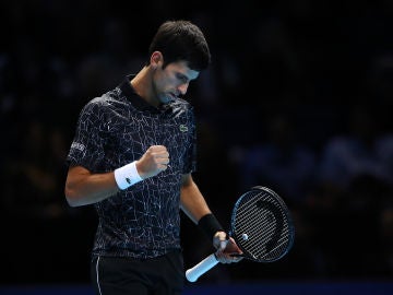 Novak Djokovic levanta el puño para celebrar su victoria Novak Djokovic levanta el puño para celebrar su victoria