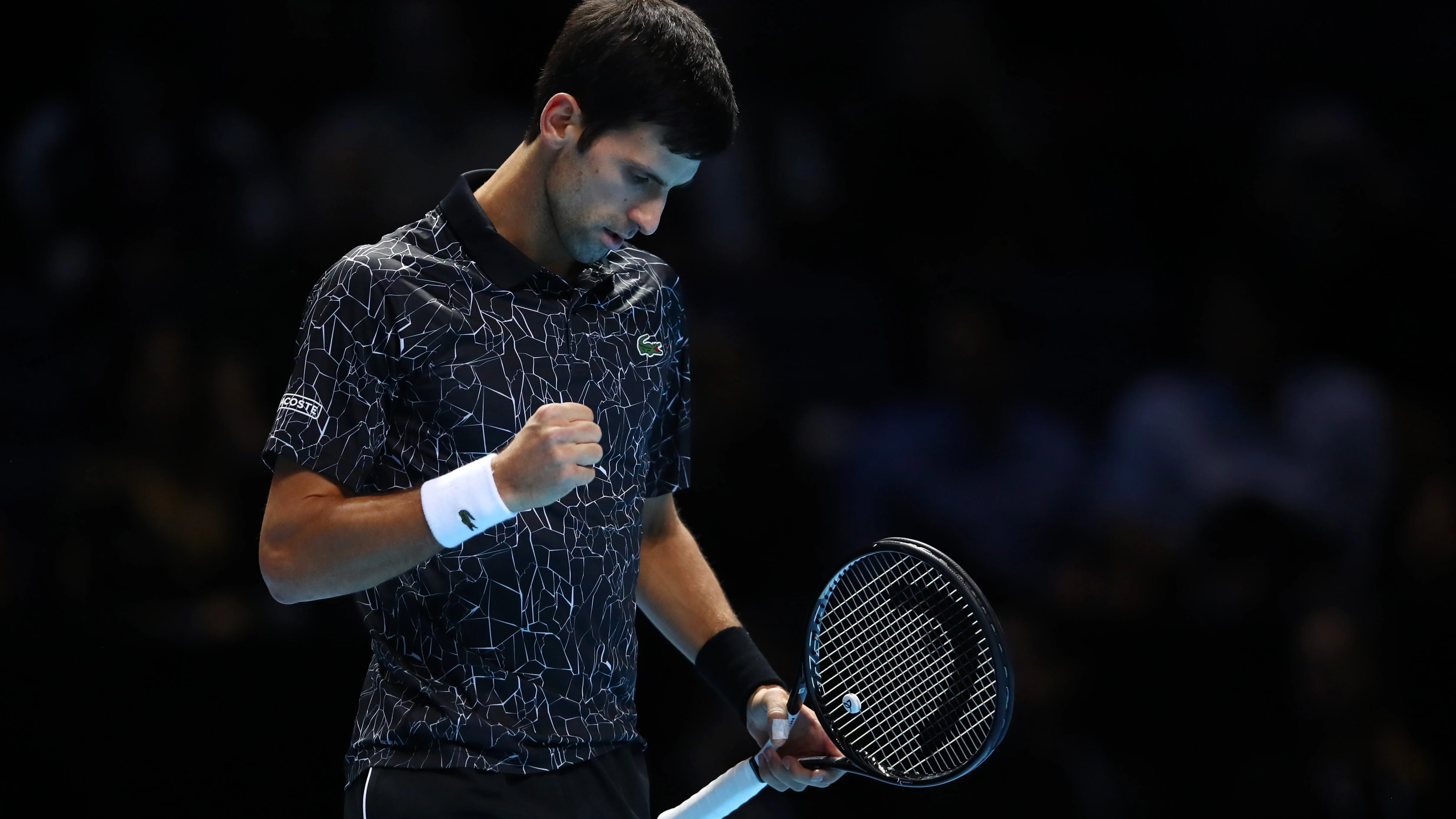 Novak Djokovic levanta el puño para celebrar su victoria