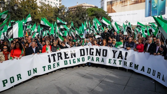 Cientos de personas se han concentrado hoy en Madrid para exigir un "tren digno y del siglo XXI" Cientos de personas se han concentrado hoy en Madrid para exigir un "tren digno y del siglo XXI"