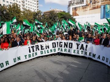 Cientos de personas se han concentrado hoy en Madrid para exigir un "tren digno y del siglo XXI" Cientos de personas se han concentrado hoy en Madrid para exigir un "tren digno y del siglo XXI"