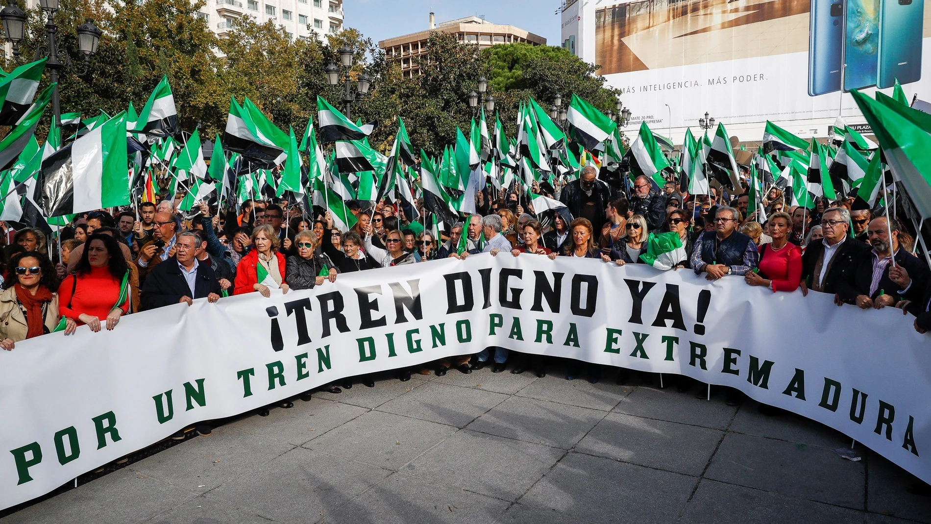 Cientos de personas se han concentrado hoy en Madrid para exigir un "tren digno y del siglo XXI"