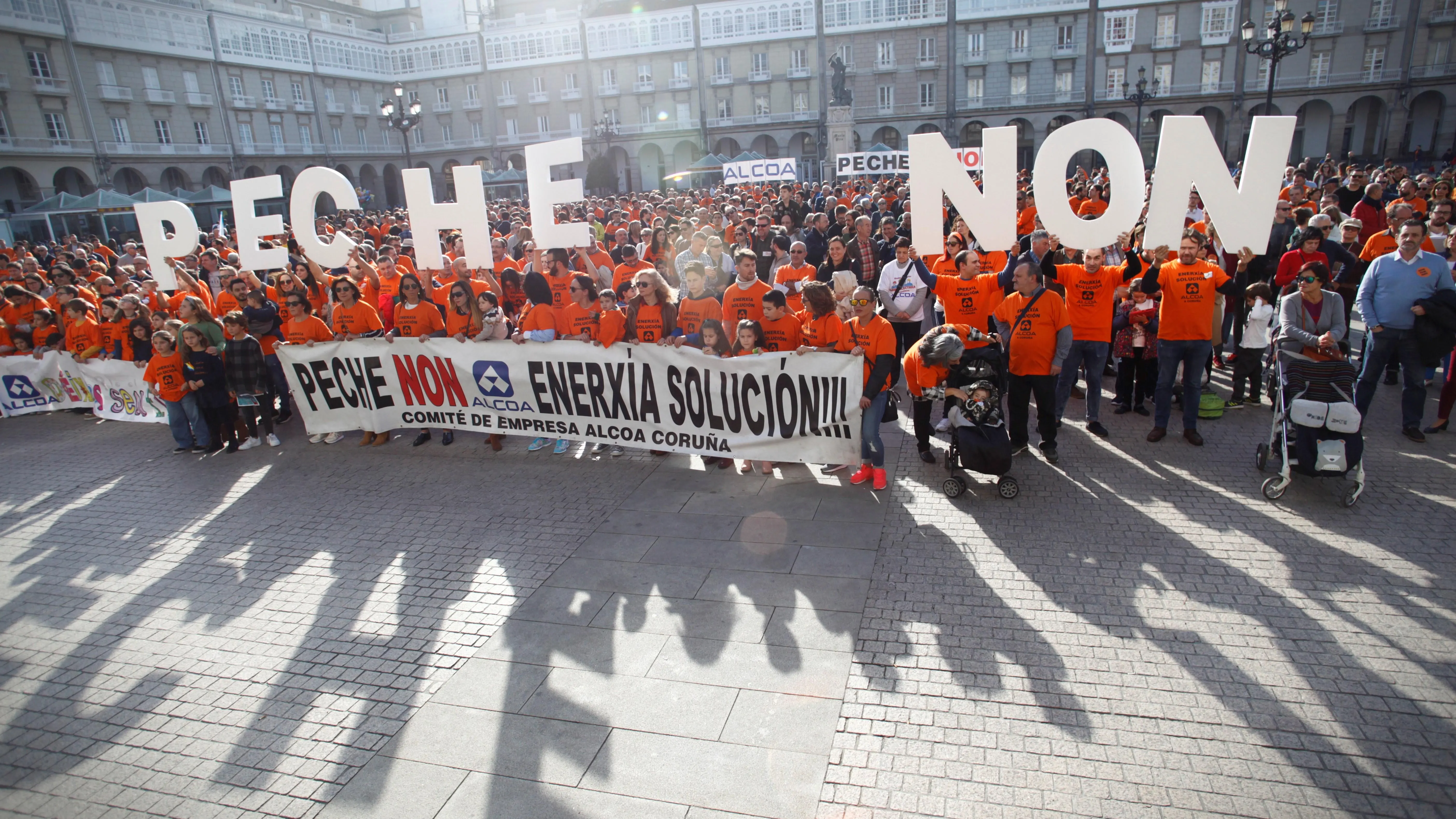 Trabajadores de Alcoa se han concentrado hoy en la plaza de María Pita de A Coruña