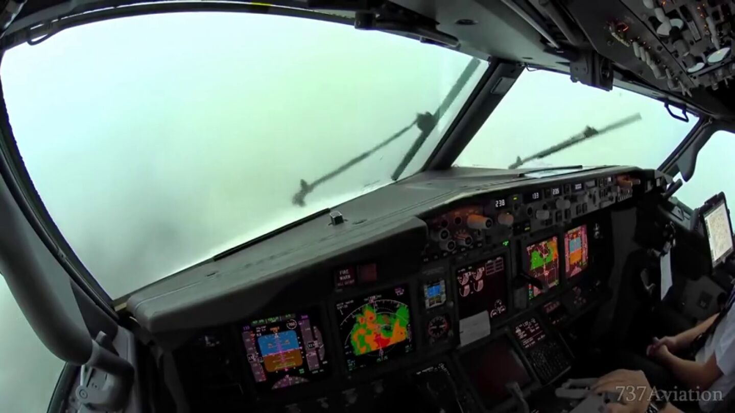 El impactante v&iacute;deo del aterrizaje de un avi&oacute;n en plena tormenta en Palma no apto para aerof&oacute;bicos